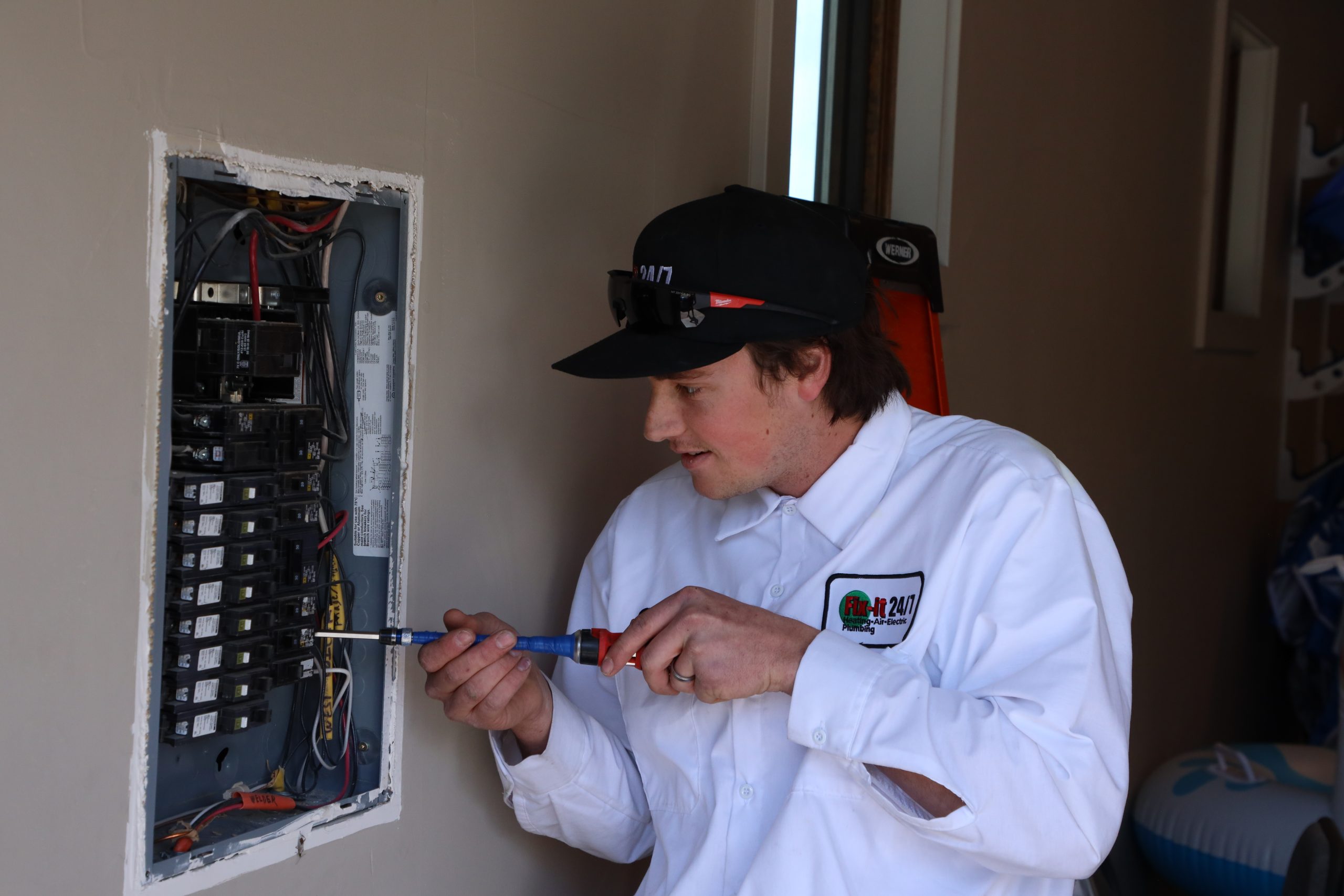 Electrician in Northglenn, CO from Fix-it 24/7 Air Conditioning, Plumbing & Heating